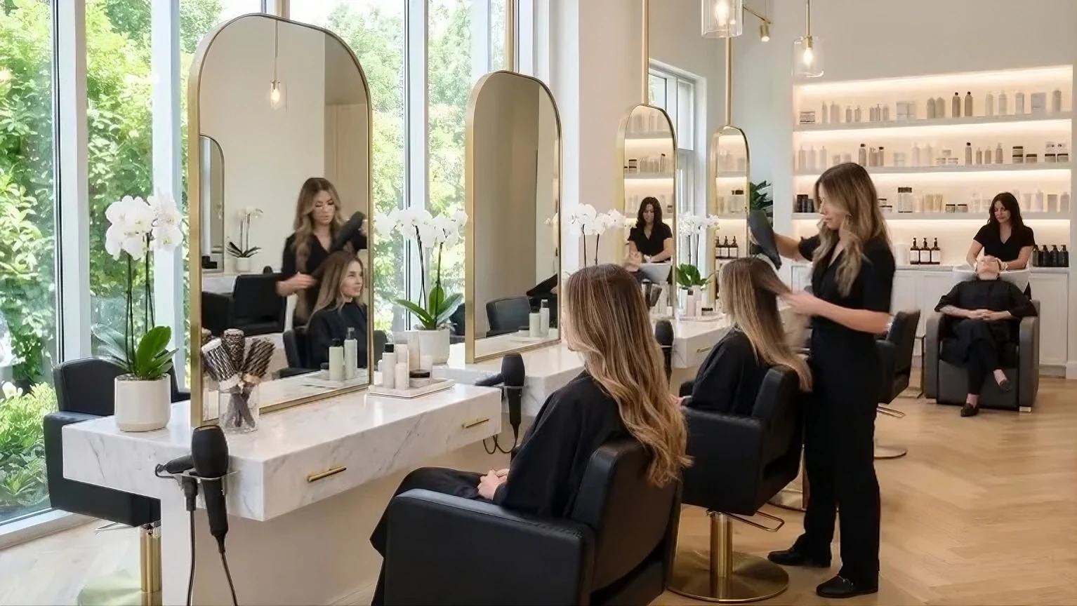 Salão de beleza atendendo vários clientes ao mesmo tempo